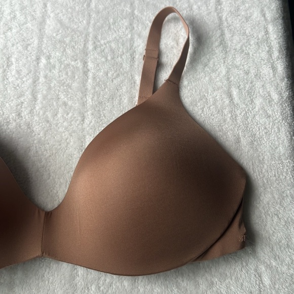 SKIMS Wireless Form Push-Up Plunge Bra - Picture 7 of 14